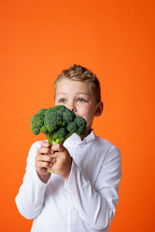 kid eating broccoli